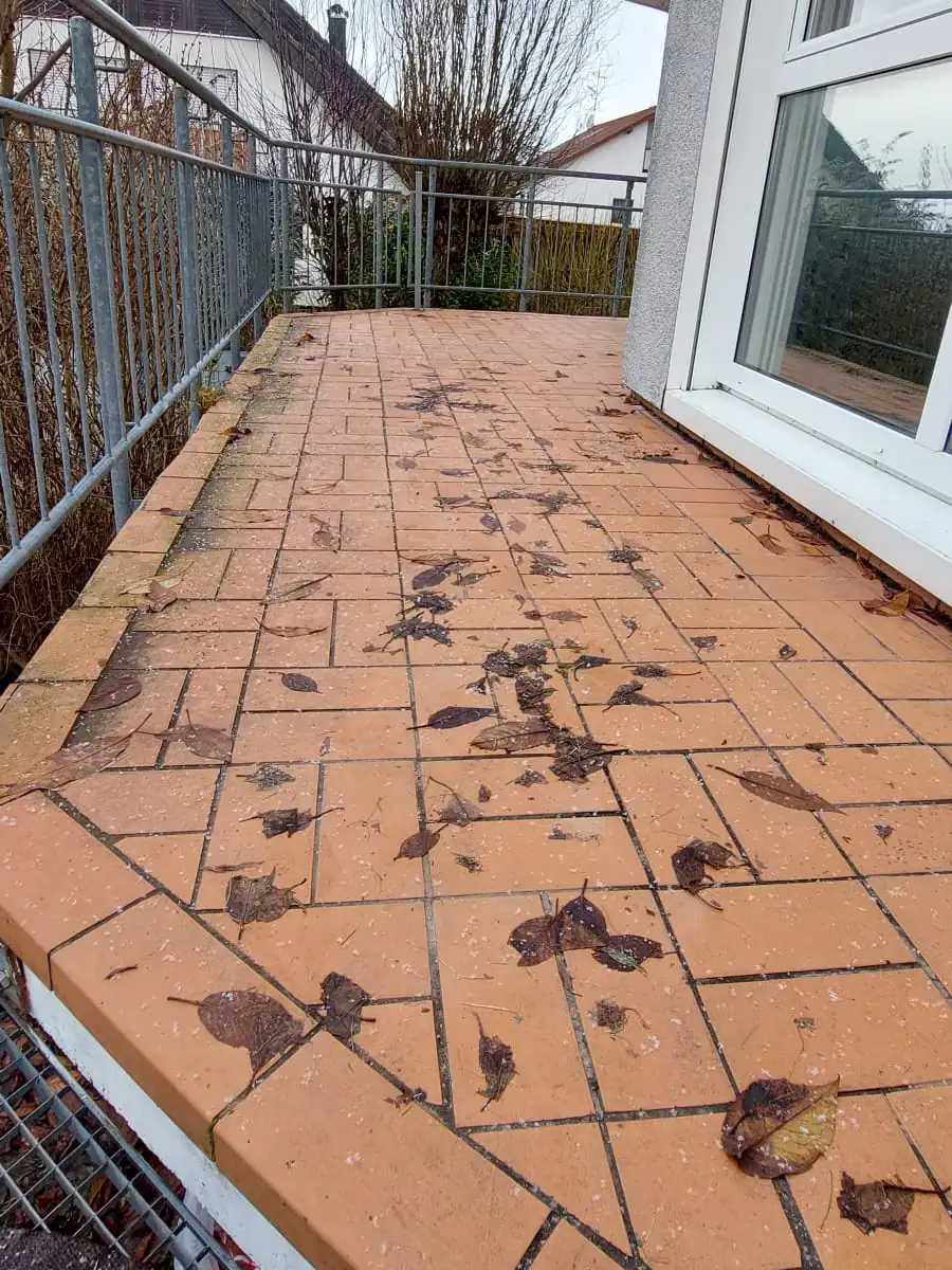 Vorher: Verwitterter Eckbalkon mit Fliesen – jetzt fugenlos und rutschhemmend
