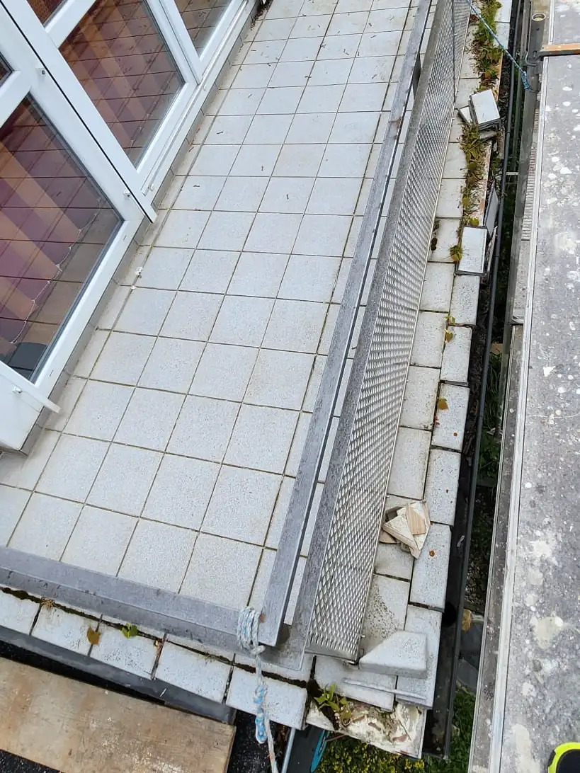 Vorher: Mosaikfliesen am Wintergarten – ersetzt durch blaugrauen Steinteppich