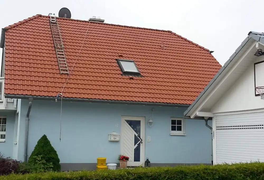 Vorher: Farbwechsel: rote Dachziegel bekommen eine anthrazitgraue Beschichtung